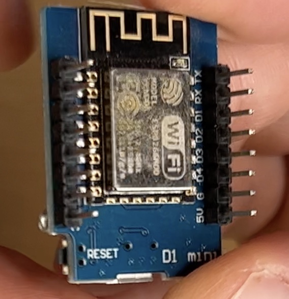 암 점퍼 와이어를 연결할 수 있는 헤더 핀이 있는 D1 Mini.